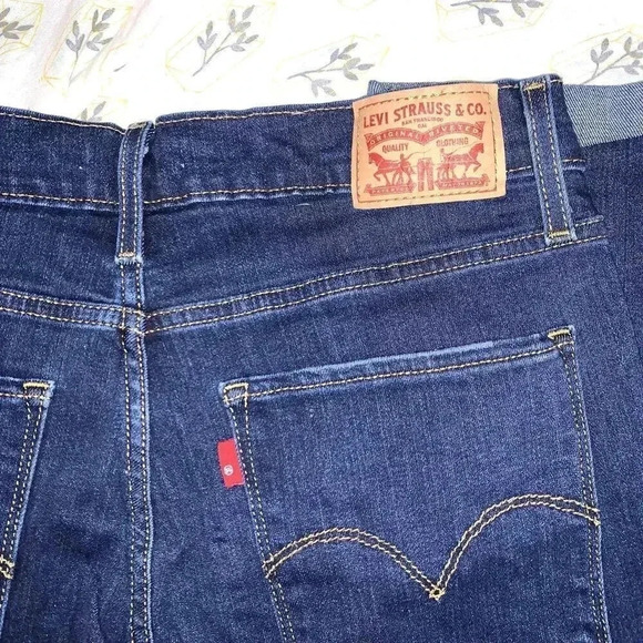 Levi's Jeans Women Size w30 L30 Cuffed Cropped Dark Wash Stretch Mid Rise. - Picture 3 of 10